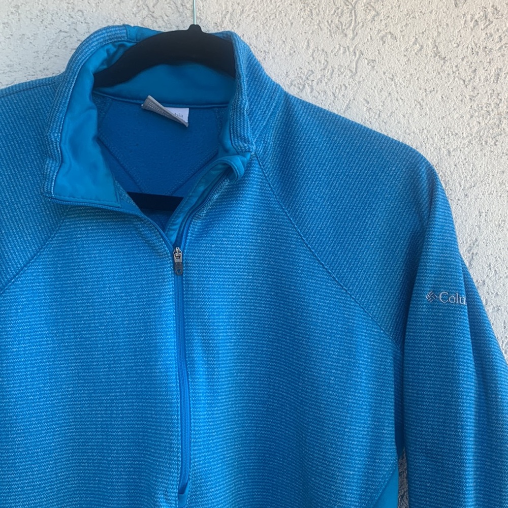 Columbia turquoise blue partial zip pull over sweatshirt.